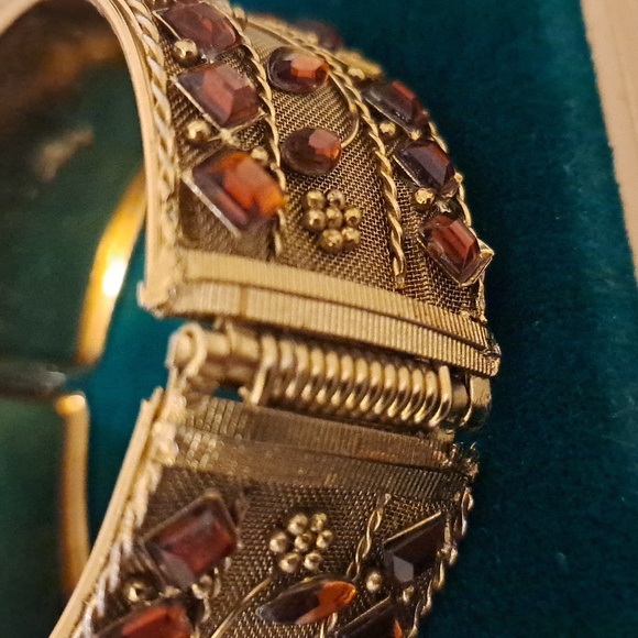 Vintage Gold Tone Brown Rhinestone Bangle Cuff Hinged Bracelet - Picture 7 of 9